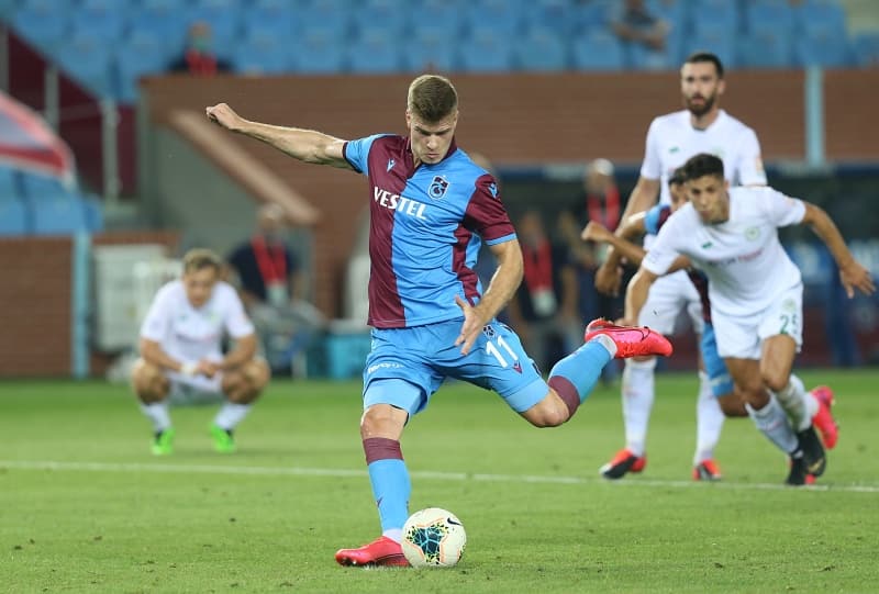 <p>Trabzon yerel basınında yer alan iddiaya göre; RB Leipzig, bordo mavili teklife aşamalı olarak 3 farklı teklifte bulundu.</p>