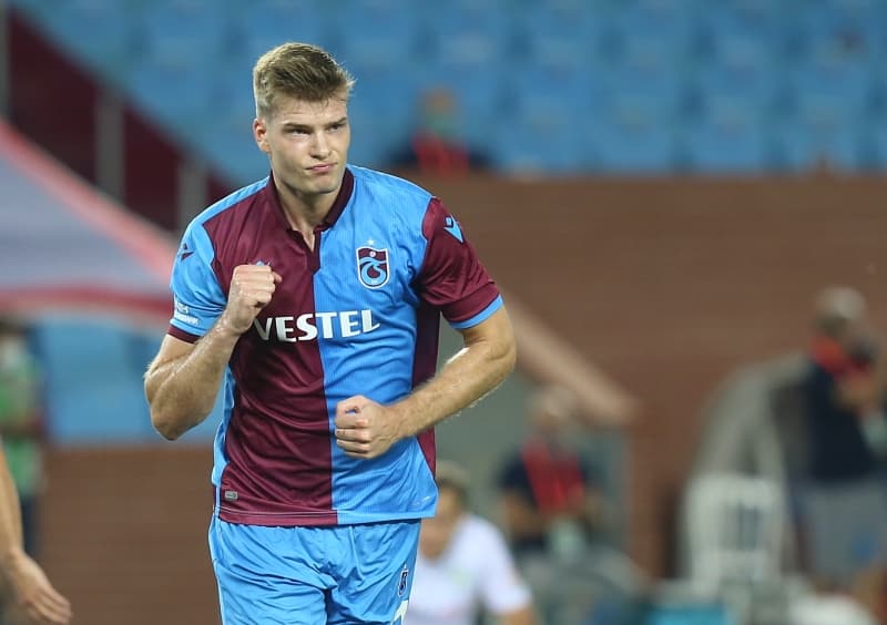 <p>Trabzonspor'a ilk olarak 17+3 milyon avro ve 18+5 milyon avro teklifler sunan Alman ekibinin, mevcut teklifini 20+4 milyon avroya kadar çıkardığı belirtildi.</p>