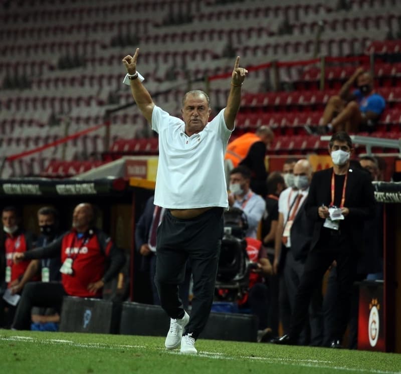 <p>Fatih Terim'in ��yle bir projesi vard�. Tayyip Bey ba�bakand�. Hala yap�lmad� ama yapacaklar bunu. R�zgar nedeniyle Olimpiyat'�n a��s�n� de�i�tirecekler. Abart�l� b�y�k stadlar�m�z oldu. Etraf�na e�lence merkezleri falan vard�. Atat�rk Stadyumu buna m�sait. Sadece senede 2 tane ma� olsun diye olmaz. Sadece futbol olmamal�. �zele�tiri yapaca��m kendime. Ge�en sezon �ampiyonlar Ligi finalini seyirciyle olsun isterdim. Seyircili farkl� olur. �n�allah, seyircili olur. Galatasaray taraftar� mesela, �u an evde, 'Bu ma�a gidemedim, ah ah' diyordur.</p>