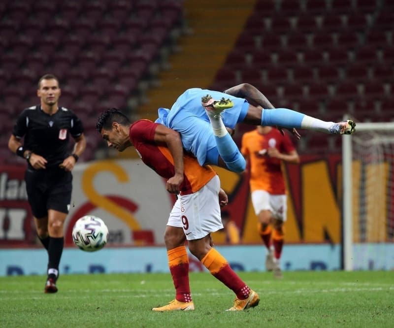 <p>Servet Bey Fenerbah�elidir ama memleketi Rize'dir. Hasan Kartal'�n deme�leri vard�. Servet Bey, Uilenberg ile mesajla�mas�n� okudu. Uilenberg, Fenerbah�e'nin iki penalt�s�na da 'penalt�' diyor.</p>