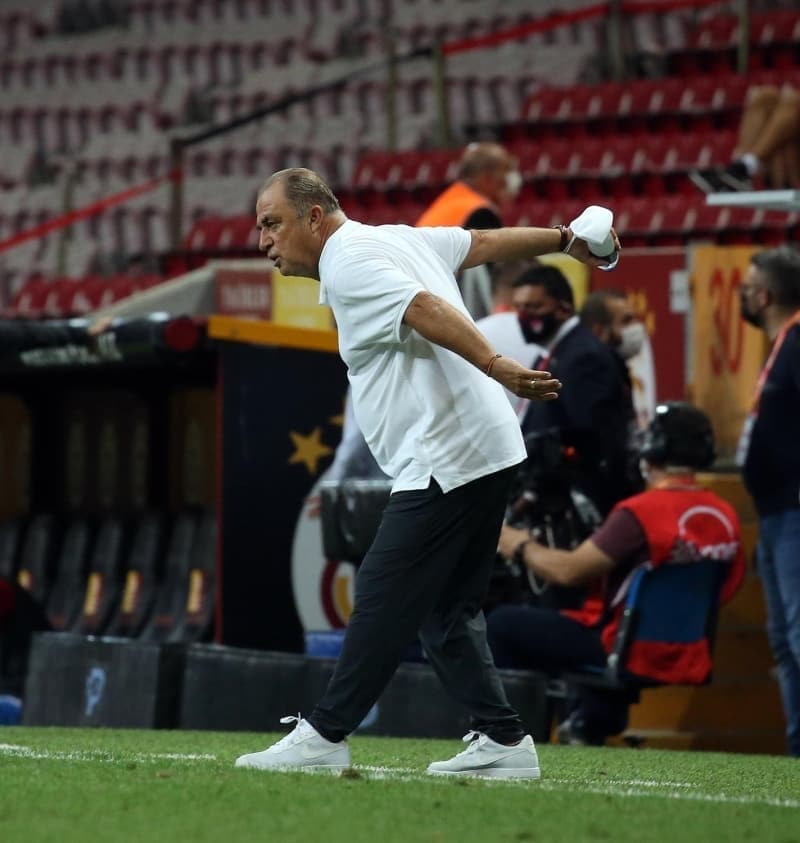 <p>Lig fena ba�lamad�. Hakem hatalar�, yanl��lar� de�il kurallar konu�ulacak. Ben hakemlerin kurallar�, kitab� uygulad�klar�n� d���n�yorum, tebrik ediyorum. VAR'da �ok �abuk karar vermeleri ho�uma gitti. Bu da bir geli�medir.</p>