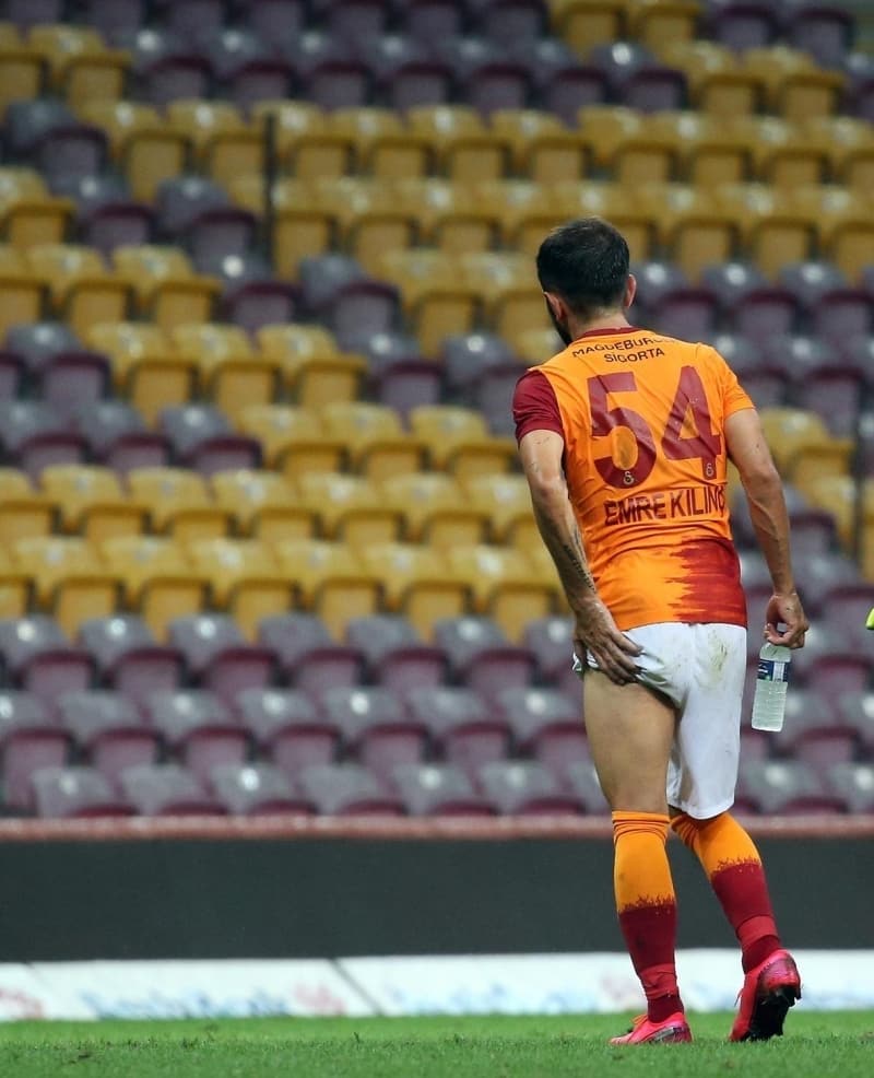 <p>Galatasaray'�n kul�besindeki 3 oyuncunun, fizik olarak diri olmalar� halinde 11'de oynamalar� m�mk�n. Hoca, bug�n muhakkak Etebo'yu istedi ama olmam��t�r. Fatih Terim, Taylan'�n oldu�u b�lgedeki oyuncuyu �ok de�er verir. Bunun i�in de Lemina'y�, Donk'u, Saido'yu, Mehmet Topal'�, Seri'yi denedi. Fernando, bunun kral�n� oynad�. Taylan'�n performans� da iyiydi. Bana g�re sahan�n en iyisiydi.</p>