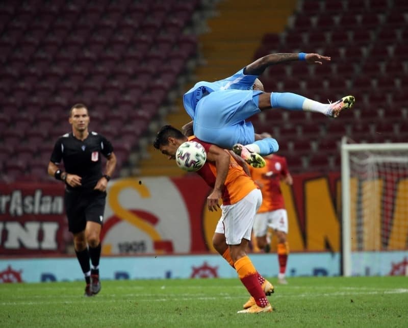 <p>Ge�en sezon a��l�� ma�� kimin ma��yd�? Fenerbah�e - Gaziantep ma��, 5-0'd�. 3 penalt�, 2'si gol oldu. 3'� de penalt�yd�. Bu sene a��l�� ma��n�n hakemi Arda Karde�ler. 2'si de penalt�yd�. Ancak, b�yle psikolojik se�enekleri hemen y�pratmamak laz�m. �yi niyet olduktan sonra banane zaten. �zg�r Yankaya, son 4-5 senedir Kad�k�y'e gitmedi. Stad�n yolunu bilmez.</p>