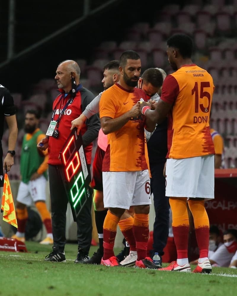 <p>T�rk Telekom Arena, Vodafone Park, Kad�k�y'de oynanan ma�larda cepte 3 puan yok. Eskiden y�zde 90'd�. �imdi y�zde 70 oldu. Art�k taraftars�z bir durum var. Ba�ak�ehir antrenmanl�. Trabzonspor ve Galatasaray, seyircili devam etse o kadar erken havlu atmazd�. �imdi ma�a bak�yoruz, Milli K�t�phane gibi. �ocu�unu g�t�r, �niversiteye haz�rlans�n.</p>