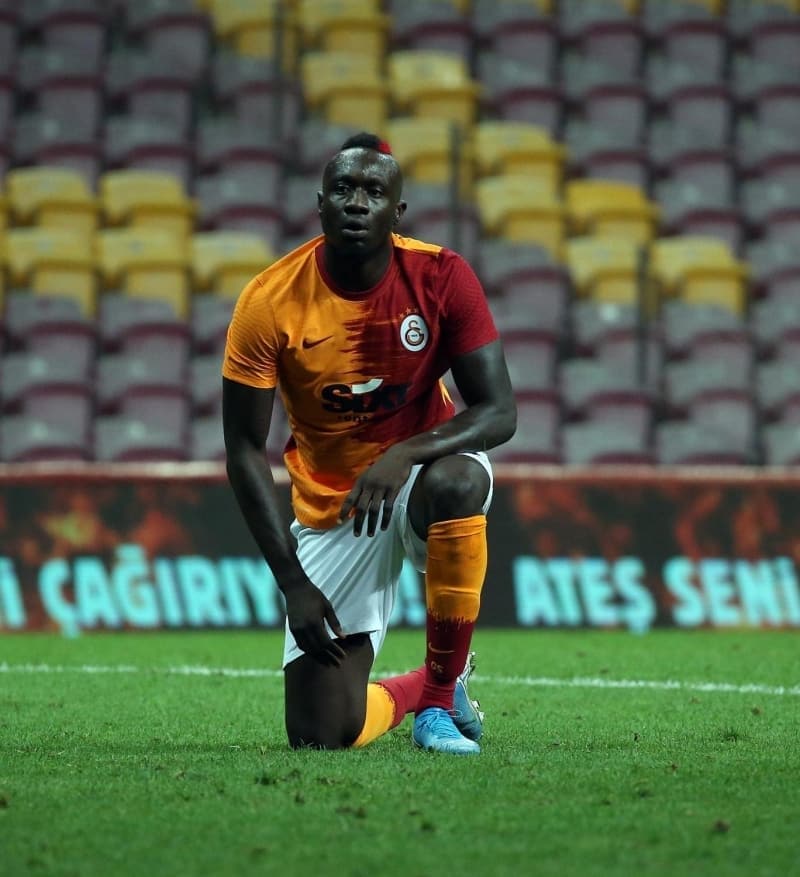 <p>Fatih Terim, savunman�n �n�ne oyun kurucu ar�yor. Topu ald��� zaman kaleciden arkas�nda g�z� olmal�, hop d�necek. Almadan karar verecek. Bayern M�nih'te Lahm'� bile orta sahada kulland� bu nedenle. Sergen Yal��n da Elneny gitti�i i�in niye �zg�n, bu nedenle. Galatasaray'�n yerinde olsam Elneny'i getirirdim. Elneny, bug�n 90 dakika oynam��. Art�k su i�in. Bildi�im kadar�yla oyuncu Arsenal'e geri d�nmek istemiyordu.</p>