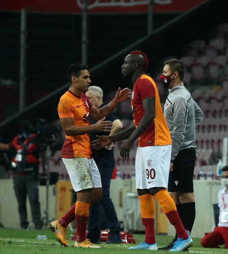 <p>Fatih Terim'i herkes, ben de dahil Belhanda nedeniyle ele�tirebiliriz ama Belhanda k�t� bir oyuncu de�il. Emre kesinlikle, di�er Emre Akbaba faydal� olacakt�r. Arda'n�n �ok ciddi mazereti vard�r. Arzusu, iste�i, do�ru yerlerdeki duru�u ho�uma gitmedi. 25 ya��nda bir oyuncu de�il. Toparlamas� i�in do�ru adrese ge� gitmi�tir. D�n��� direkt Galatasaray'a olmal�yd�. Zamana ihtiyac� vard�r. Zaman zaman da oynamayacakt�r. Fatih Terim'i ma� ba��nda dinlerken hala transferde bonservisi elinde oyuncularla, aman satmay�m, aman kals�n gibi. Feghouli, Belhanda gitsin de adam kalm�yor ki.</p>