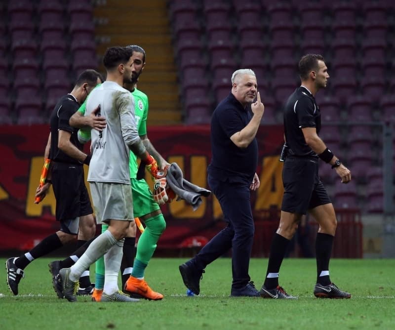 <p>Falcao'yu 25 ya��nda alabilir misin? Falcao, 25 ya��nda teklif edemiyorsun. Bu ya�ta teklif yapabiliyorsun. Bu saatten sonra art�k bonservissiz oyunculara y�neleceksin. Bunca deste�e ra�men bu noktaya gelindi.</p>