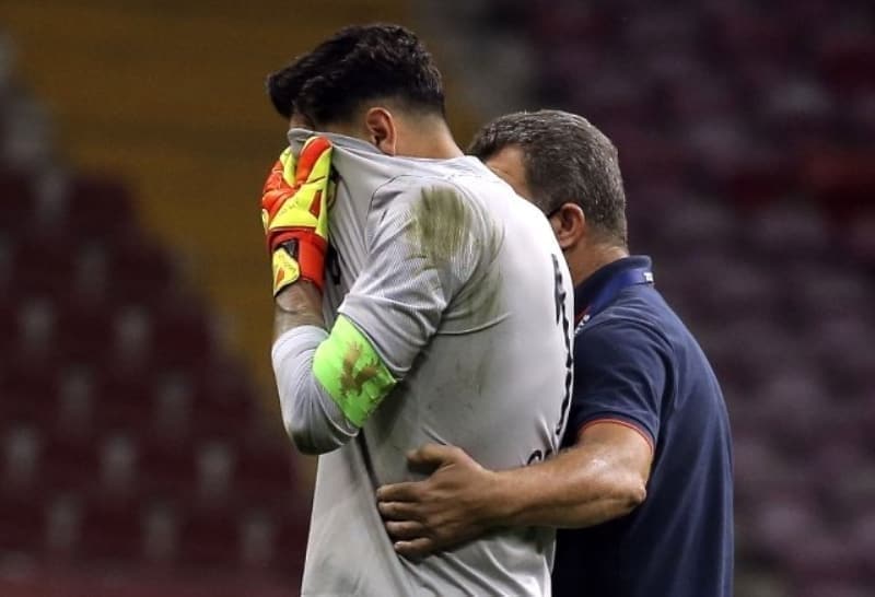 <p>Galatasaray kar��s�nda ilk yar�da kalesinde 3 gol g�ren G�nay G�ven�, g�zya�lar�n� tutamad�</p>