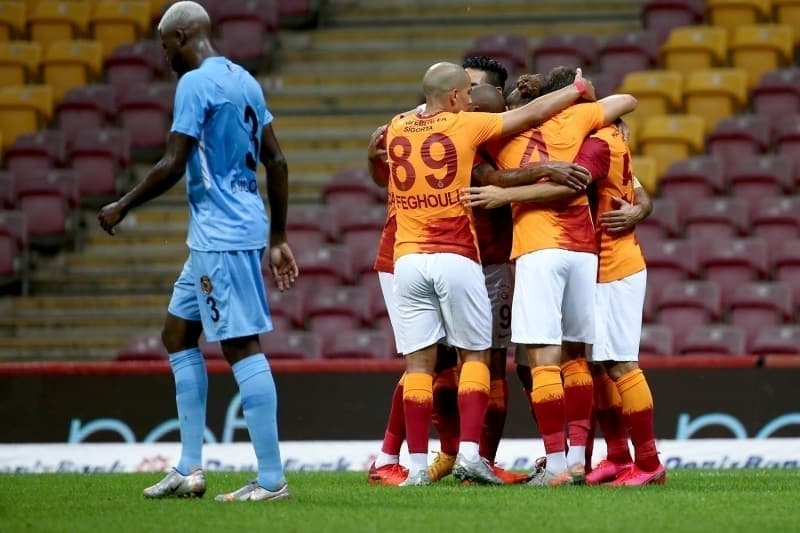 <p>Kar��la�man�n ilk yar�s� bu skorla biterken soyunma odas�na giderken G�nay G�ven�'in g�zya�lar� ma�a damga vurdu.�</p>