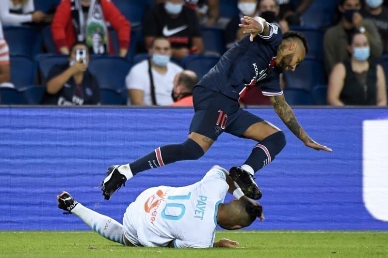 <p>Gergin geçen maçın son dakialarında Marsilya'dan Amavi ve Benedetto kırmızı kartla oyun dışında kalırken PSG'de Kurzawa ile Paredes kırmızı kart gördü.</p>