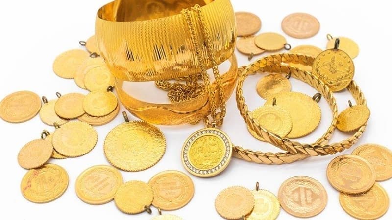 <p>Bilindiği üzere ons altın 2075 dolar ile gram altın 488 lira ile tarihi zirvesini görmüştü. Tarihi zirve seviyelerinin ardından altında bu kararsız görüntü yatırımcıları 'Altın yükselecek mi', 'Altın düşecek mi' sorularına cevap aramaya iterken son dakika uzman görüşleri merak ediliyor. </p>