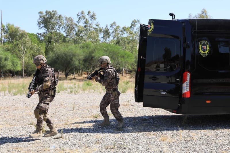 <p>İhbar gelmesi halinde 9 kişilik polis timi binadan çıkıp bu araca binerek yolda silah hazırlığını yapıyor. Böylece 1 dakika içerisinde ihbarda bulunulan adrese çıkış yapılabiliyor.</p>