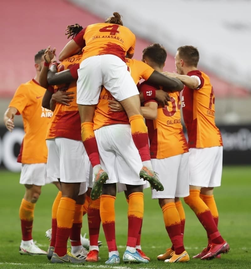 <p><span>Galatasaray, Avrupa'da 100 galibiyete ulaşan ilk Türk takımı oldu. Beşiktaş ve Fenerbahçe'yi geride bıraktı. </span><br></p>