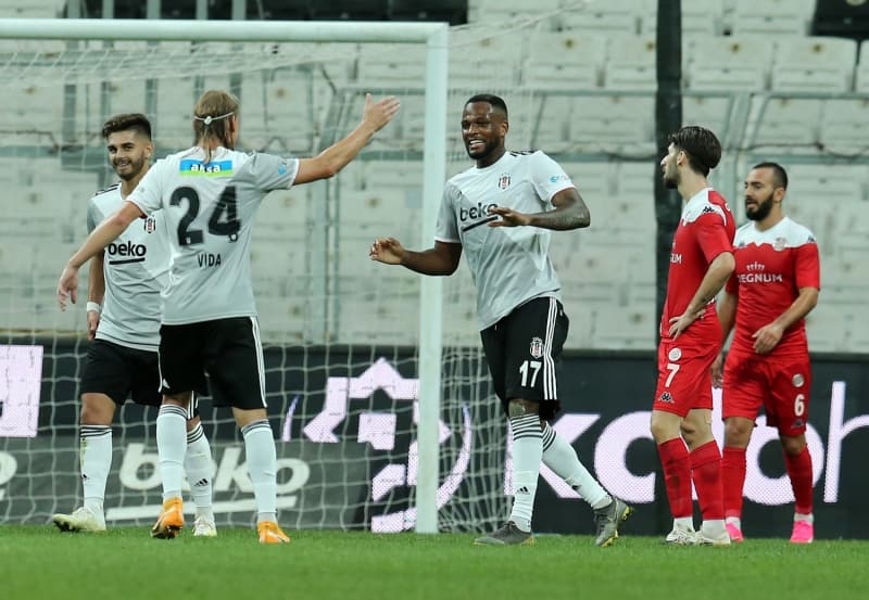 <p>Siyah beyazlı taraftarlar, Necip'in yaptığı asiste övgü dolu sözler kullandı.</p>