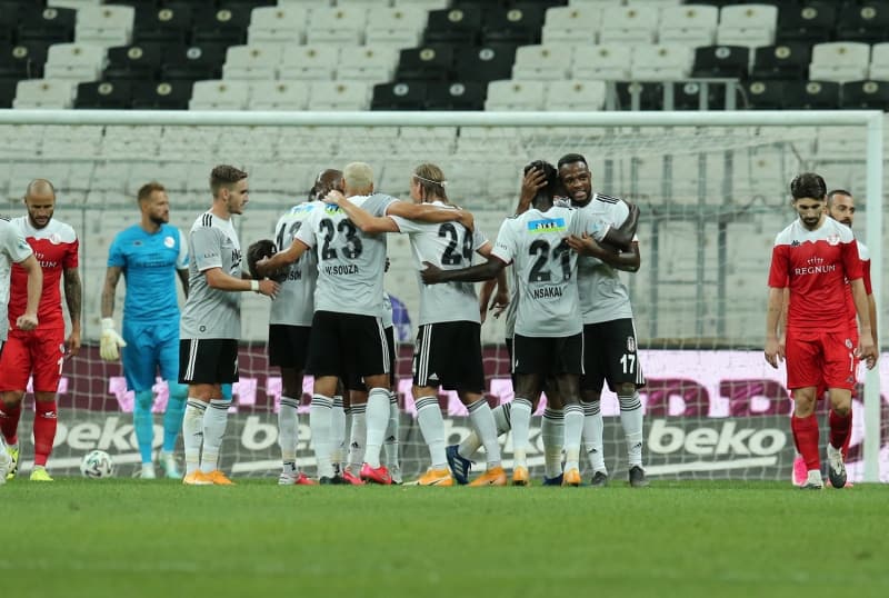 <p>Beşiktaş forması giyen Dorukhan Toköz, 6 Ekim 2019'daki Alanyaspor maçından 349 gün sonra bir Süper Lig karşılaşmasına ilk 11'de çıktı.</p><p>Alanyaspor'un 85. daklkasında golünü atan Gökdeniz Bayrakdar da ilk Süper Lig maçında Beşiktaş'a gol atma başarısı gösterdi.</p>