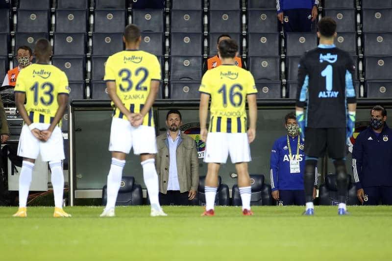 <p>Fenerbahçe, sahaya Altay Bayındır, Gökhan Gönül, Zanka, Lemos, Caner Erkin, Tolga Ciğerci, Luiz Gustavo, Thiam, Ozan Tufan, Ferdi Kadıoğlu ve Valencia ilk 11'i ile çıktı.</p>