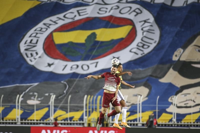 <p>İspanya'nın Las Palmas takımından kadroya dahil edilen 24 yaşındaki Uruguaylı stoper, sarı-lacivertli takımla ilk resmi maçına çıktı.</p>