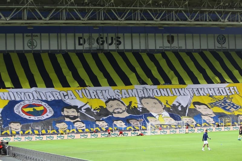 <p>Yeni tip koronavirüs (Kovid-19) salgınına yönelik alınan tedbirler kapsamında stada alınmayan taraftarlar, 'Okul Açık' tribününe pankart astı.</p>