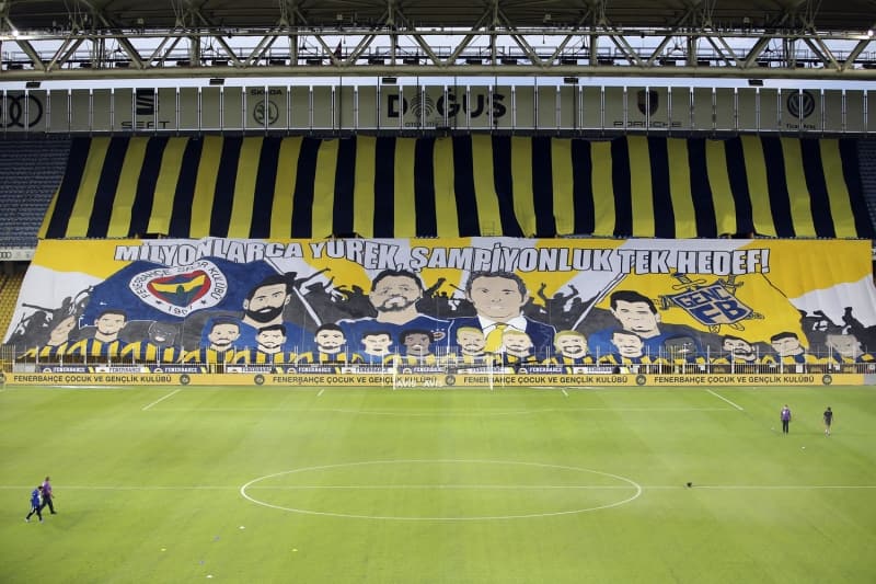 <p>Üzerinde 'Milyonlarca Yürek, Şampiyonluk Tek Hedef' yazılı pankartta kulüp başkanı Ali Koç, teknik direktör Erol Bulut, eski futbolcu Emre Belözoğlu ve oyuncuların resimleri yer aldı.<br></p>