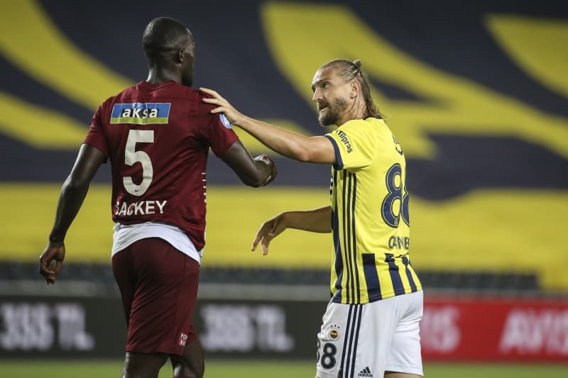 <p>Sarı-lacivertli ekipten ayrıldıktan sonra İtalya ekibi Inter ve Beşiktaş'ta forma giyen Caner Erkin, 1666 gün sonra Kadıköy'de Fenerbahçe formasını sırtına geçirdi.</p>