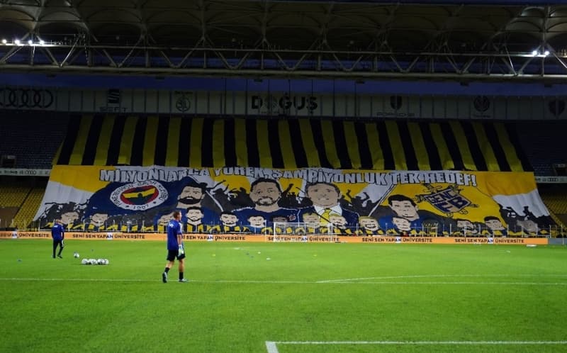 <p><b>SARI-LACİVERTLİ TARAFTARLARDAN PANKARTLI MESAJ</b><br></p><p><br></p><p>Fenerbahçe taraftarı, Atakaş Hatayspor maçında hazırladıkları pankartlarla takımlarına destek verdi.</p>