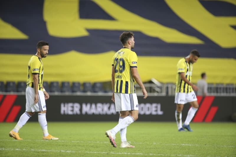 <p>Gökhan Gönül direğe takıldı</p><p>Fenerbahçe, maçın 65. dakikasında Gökhan Gönül ile önemli bir pozisyondan faydalanamadı.</p>