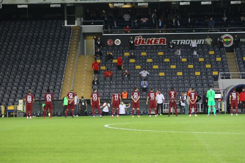 <p><b>HATAYSPOR, MAÇI 9 KİŞİ TAMAMLADI</b><br></p><p><br></p><p>Atakaş Hatayspor, Ruben Riberio ve Isaac Sackey'in kırmızı kartla cezalandırılması nedeniyle maçı 9 kişi tamamladı.</p>