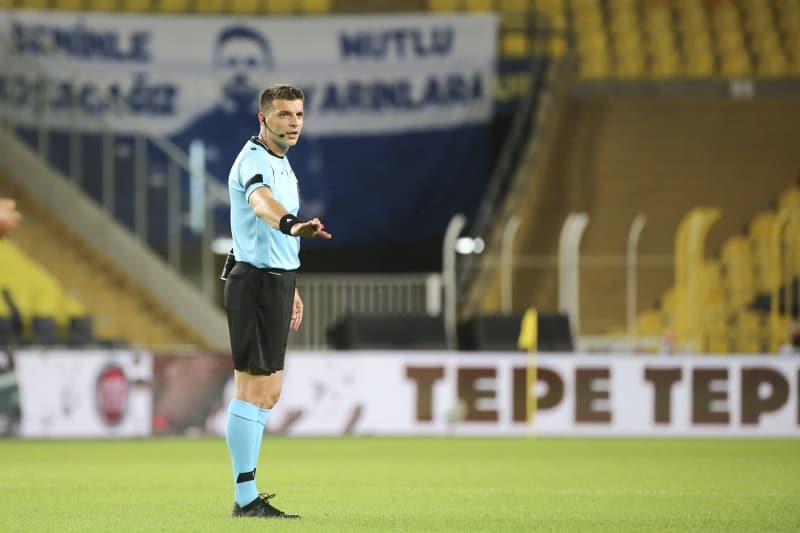 <p>Müsabakanın 73. dakikasında Riberio ile girdiği ikili mücadelede Gökhan Gönül yerde kaldı. Maçın hakemi Ümit Öztürk, Riberio'ya ikinci sarı karttan kırmızı kart gösterdi. Portekizli futbolcu, 19. dakikada da hakemi aldatmaya yönelik hareketi nedeniyle sarı kartla cezalandırılmıştı.</p>