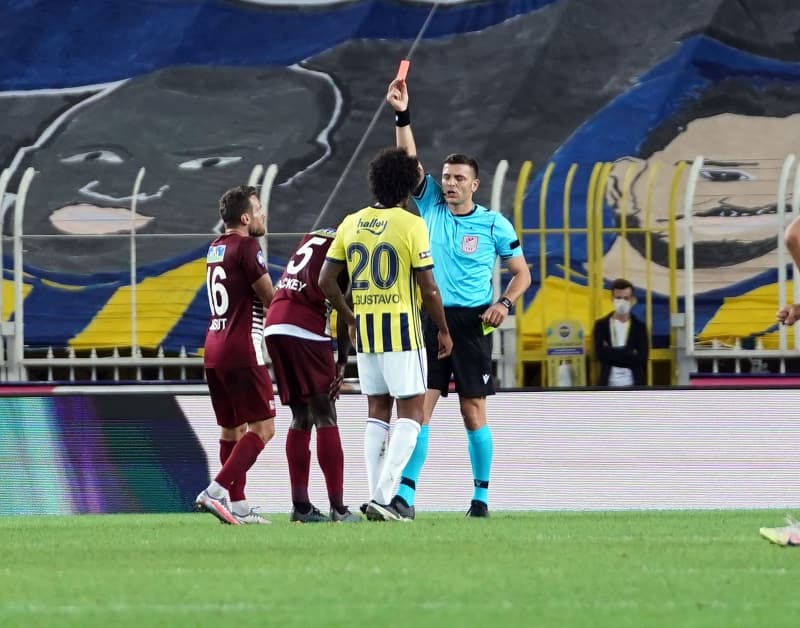 <p>Karşılaşmanın 81. dakikasında bu kez Isaac Sackey, Valencia'ya faul yaptığı gerekçesiyle hakem Ümit Öztürk tarafından ikinci sarı karttan kırmızı kartla oyun dışına gönderildi. Sackey, 56. dakikada yine Valencia ile girdiği ikili mücadelenin ardından sarı kart görmüştü.</p>