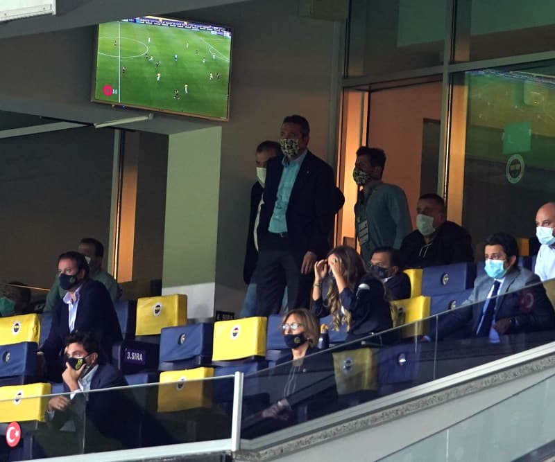 <p><b>KOÇ VE BELÖZOĞLU SON DAKİKAYI AYAKTA İZLEDİ</b><br></p><br><p><span >Müsabakanın son dakikalarında Başkan Ali Koç ve Emre Belözoğlu karşılaşmayı ayakta heyecanla takip etti. Son anlarda oluşan atakları izleyen ikili, tehlikeli pozisyonlarda heyecanlı anlar yaşadı.</span><br></p>