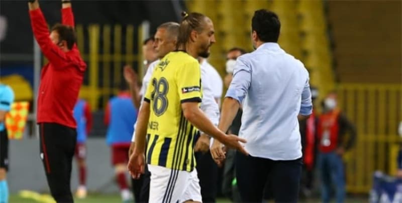 <p><b>CANER ERKİN'DEN EROL BULUT'A TEPKİ</b><br></p><p><br></p><p>Karşılaşmanın en dikkat çeken anı ise 82'nci dakikada yaşandı. <br></p>
