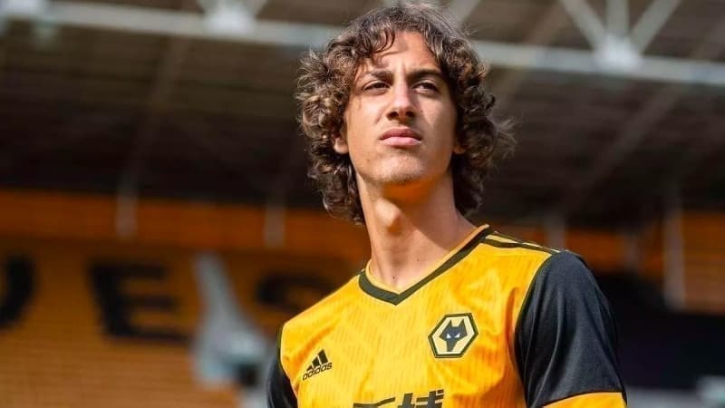 <p><strong>FABIO SILVA</strong></p><p>Yeni Takımı: Wolves</p><p>Eski Takımı: Porto</p><p>(18 yaşındaki oyuncu için 35 milyon Pound bonservis bedeli ödeyen Wolves, kulüp rekoru kırdı.)</p>