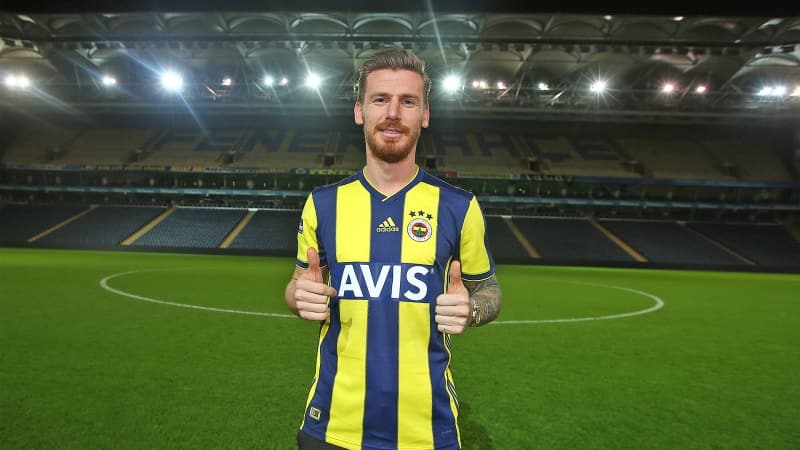 <p><b>Fenerbahçe yönetimi</b> Serdar Aziz’in indirim talebinin kabul etmemesi sonrası oyuncuyla <b>yolları ayırma kararı aldı.</b></p>