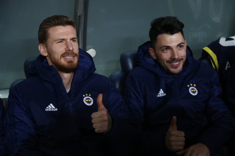 <p>Sezonun ilk maçında sahaya ilk 11’de çıkan deneyimli savunmacı, Hatayspor maçında yedek kulübesine çekilmişti.</p>