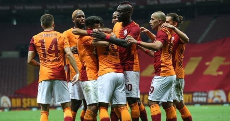 <p>Yaptığı 4 resmi karşılaşmadan da galibiyetle ayrılan Galatasaray, Fenerbahçe karşısından da 3 puanla ayrılarak yoluna kayıpsız devam etmeye çalışacak.</p>