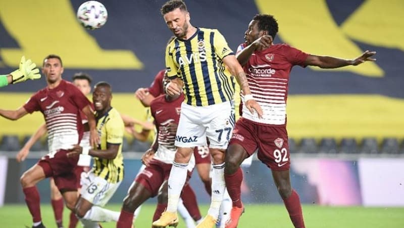 <p>Fenerbahçe ise ligin ilk haftasında deplasmanda Çaykur Rizespor'u 2-1 yenerken, ikinci hafta maçında sahasında Atakaş Hatayspor ile golsüz berabere kaldı.</p>