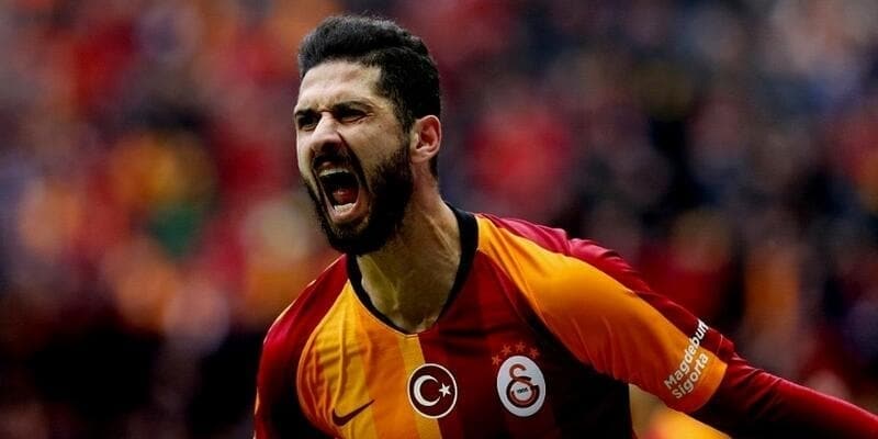 <p>Süper Lig'de geride kalan sezonun son hafta maçında adalesinden sakatlanan ve tedavisine devam edilen Emre Akbaba derbinin kadrosunda yer alamayacak.</p>