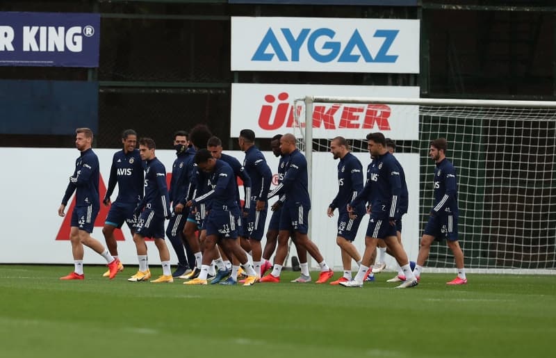 <p><span >Fenerbahçe'de hafif ağrıları bulunan Garry Rodrigues, Nabil Dirar ve Serdar Aziz'in durumuna son antrenmanın ardından karar verilecek.</span><br></p>