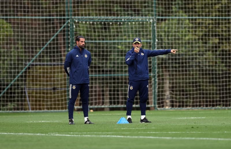 <p><b>MUHTEMEL 11</b><br></p><p><br></p><p>Fenerbahçe'de teknik direktör Erol Bulut'un Galatasaray derbisine çıkmayı planladığı muhtemel 11 şöyle:</p>