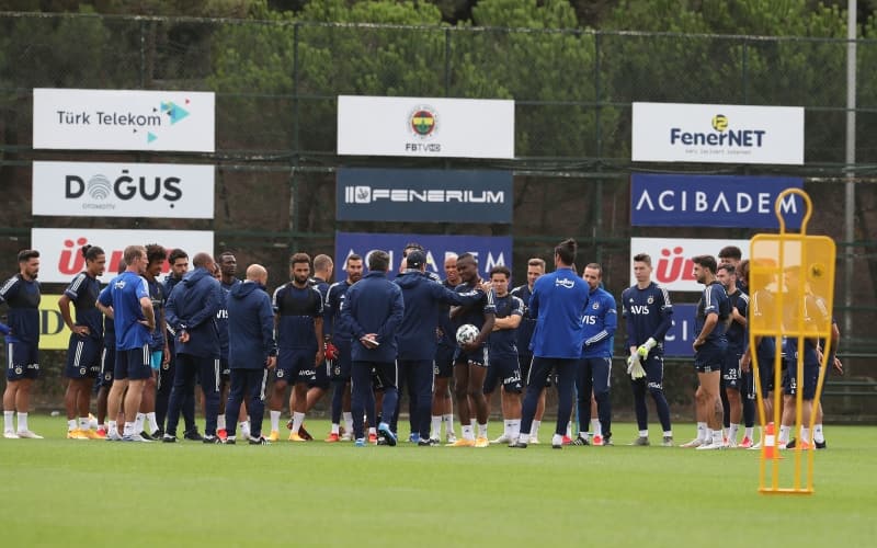 <p>8 İSİMLE YOLLAR AYRILDI</p><p><br></p><p>Bu zamana kadar Fenerbahçe’den ayrılan isimler şöyle: </p>