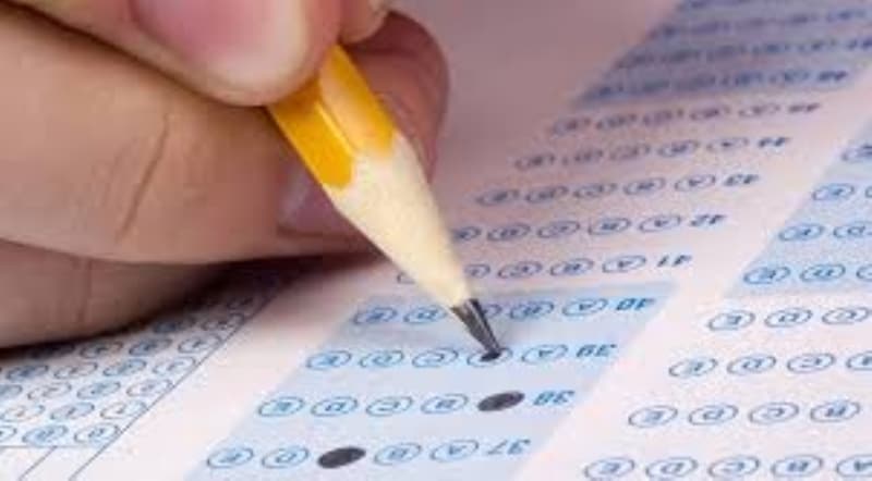 <p>d. Ham puanlar, test ortalamaları ile sınava giren öğrenci sayısı kullanılarak her testin standart sapması hesaplanır.</p>