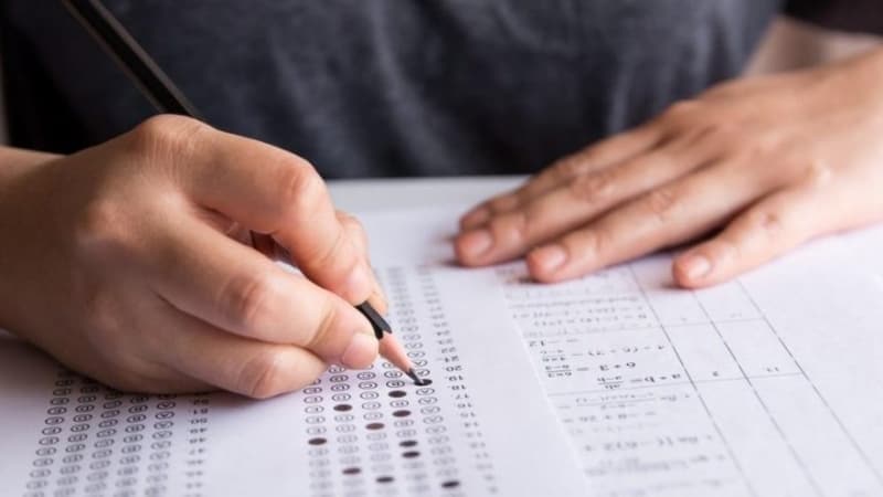 <p>h. Değerlendirme sırasında Merkez Sınav Kurulu kararı veya yargı mercileri tarafından iptaline karar verilen soru/sorular değerlendirme dışı bırakılarak geçerli soru/soruların puan değerinin yeniden saptanması suretiyle puanlama yapılır.</p>