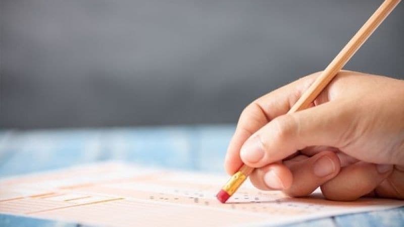 <p>c. Her test için yanlış cevap sayısının üçte biri, doğru cevap sayısından çıkarılarak geçerli cevaplara karşılık gelen ham puanlar bulunur. Böylece her öğrenci için dört ayrı ham puan hesaplanır.</p><p><br></p><p><br></p>