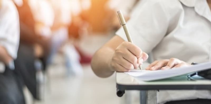 <p><b>2020 İOKBS PUAN HESAPLAMA NASIL YAPILIR?</b></p><p><b><br></b></p><p>a. Her öğrencinin cevap kâğıdı, optik okuyucu ile okutulur.</p><p><br></p><p>b. İOKBS’de soru sorulan derslere ait testlerin her biri için doğru ve yanlış cevap sayıları belirlenir.</p>