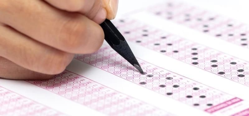 <p>e. Öğrencilerin her bir teste ait Standart Puanı (SP); o teste ait ortalama ve standart sapma kullanılarak tüm öğrencilerin ham puanlarının ortalamasını 50’ye, standart sapmasını 10’a getiren bir dönüştürme işlemi sonunda elde edilir.</p>