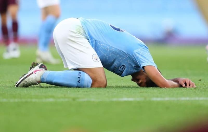 <p>Manchester City karşısında yine duvar olan Çağlar'ı alamayan City'nin Milli yıldız yerine iki stoper için 100 milyon euro harcaması Guardiola'ya eleştirilerin bir tık artmasına neden oldu.</p>