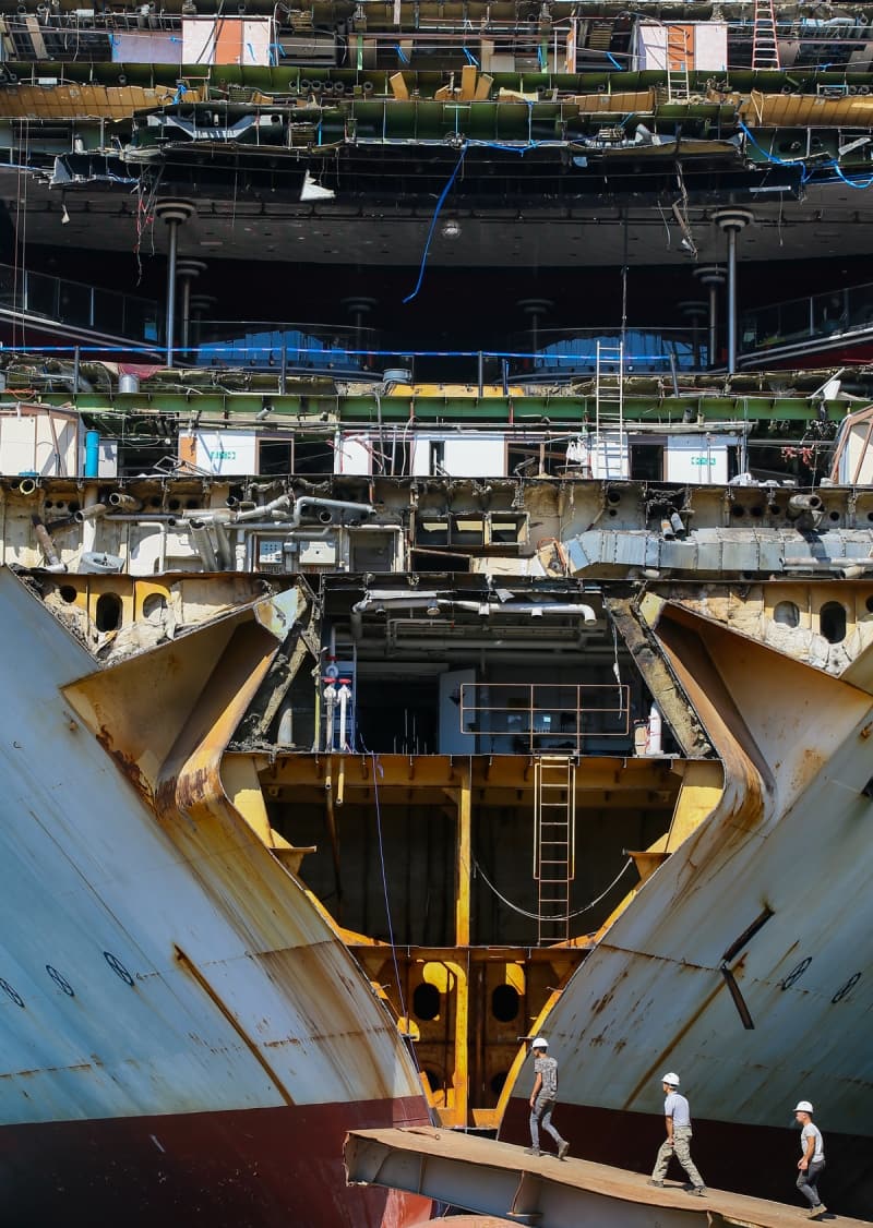 <p>Ağırlıklı olarak demir-çelik sanayisine giden malzemeler ham madde olarak kullanılırken, bazı ürünler de belirlenen kurallara göre ikinci el olarak satılıyor.</p>