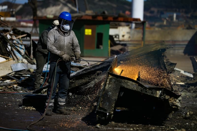 <p>Denizlerde ömrünü tamamlamış gemilerin dönüşüm yolcuğu ilk olarak firmaların anlaşmasıyla başlıyor. Gemiler kimi zaman armatörler kimi zaman ise gemi geri dönüşüm firmaları tarafından tersaneye getiriliyor. Burada alanında uzman kişiler tarafından parçalanmaya başlayan dev gemilerden çıkan malzemeler ayıklanıyor. Pruvadan başlayan söküm işlemi pupayla sona eriyor.</p>