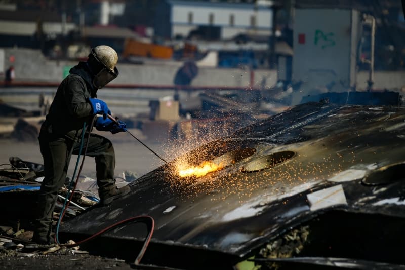 <p>Deniz Ticaret Odası Aliağa Şubesi verilerine göre, 2019'da 112 geminin sökümünün yapıldığı ilçede bu yılın 8 ayında 83 hurda gemi ekonomiye kazandırıldı.</p>