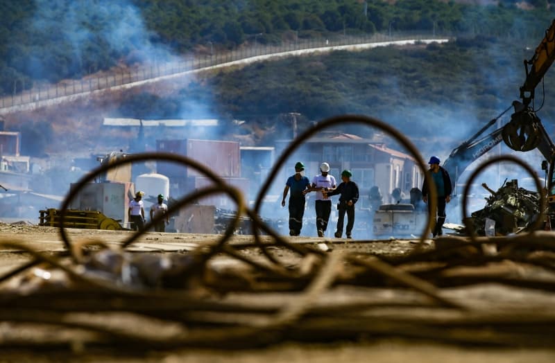 <p>Ortalama 6 ay süren söküm işlemi sonunda dev gemilerden geriye bir tek 'çöp' bile kalmıyor.</p><p>Dev gemilerin geçtiği tüm bu aşamalar, gerek bağımsız denetçiler gerekse ilgili bakanlıklar tarafından sık sık kontrol ediliyor.</p>